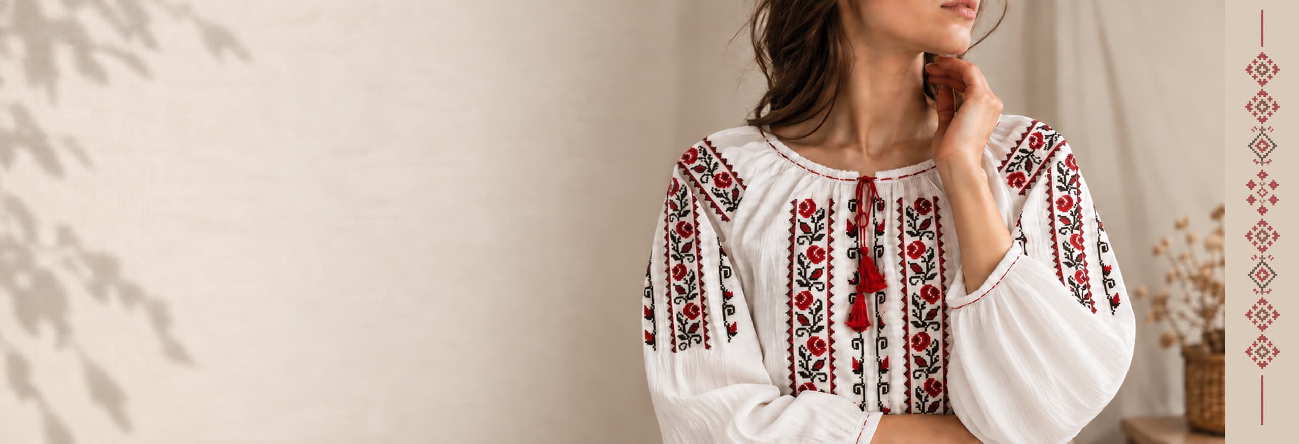 Femeie purtând o ie tradițională românească, atelier Traditional Cristian